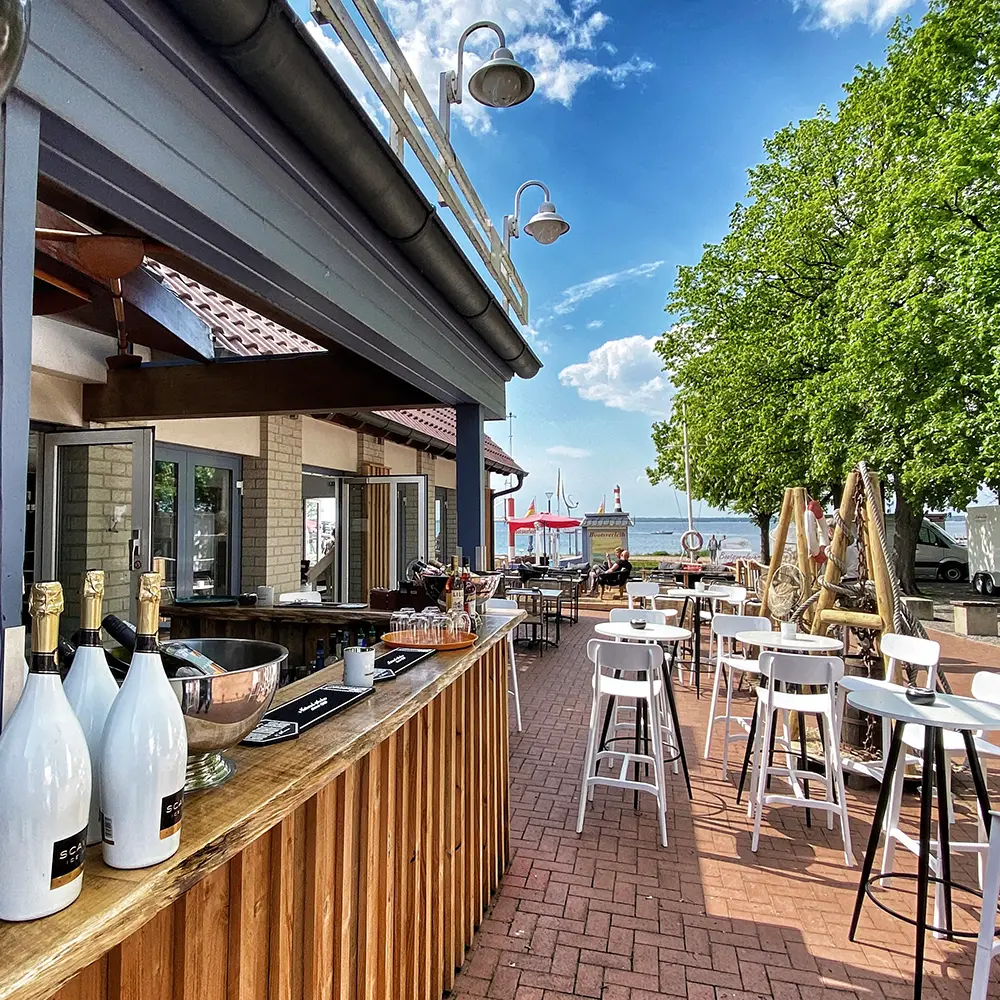 Außenbar und Terrasse des Bootshauses mit Blick auf das Steinhuder Meer